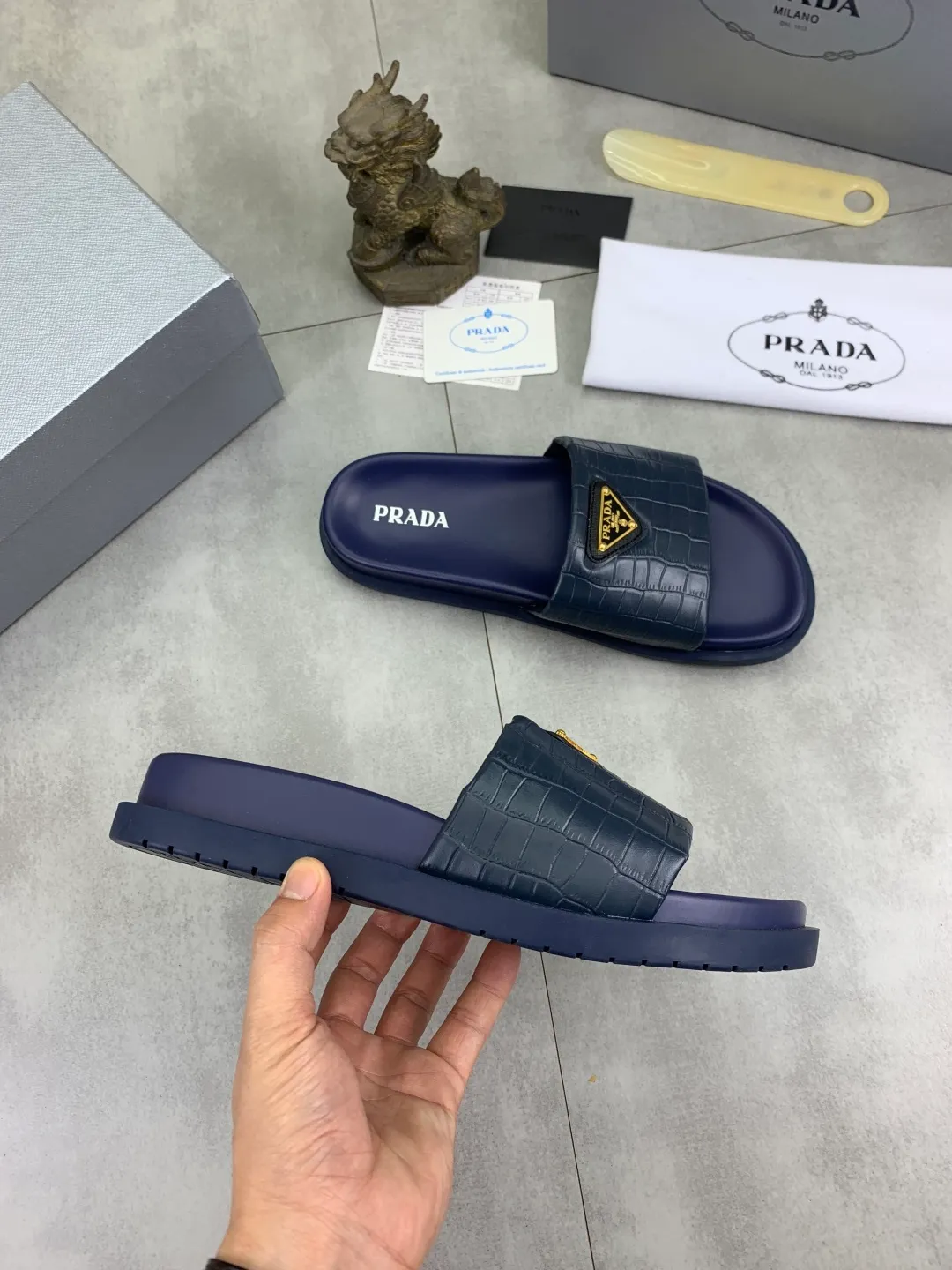 Men's shoes 💰P320💰【New style】🎁🎁🎁 PRADA Prada's new casual slippers, original official website, perfect workmanship, conveying a kind of noble luxury, sublimating its definition of luxury in Prada's high-end extraordinary craftsmanship. Original combination outsole, code number: 38-44 (45 customized) Multiple colors 🉑️ to choose from